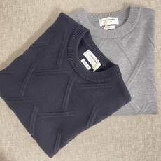 价格270 Thom Browne🇳🇱TB新款圆领菱形针织毛衣,经典四条纹袖口设计,菱形编织纹理立体有型 价格270 Thom Browne🇳🇱TB新款圆领菱形针织毛衣,经典四条纹袖口设计,菱形编织纹理立体有型