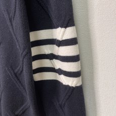 价格270 Thom Browne🇳🇱TB新款圆领菱形针织毛衣,经典四条纹袖口设计,菱形编织纹理立体有型 价格270 Thom Browne🇳🇱TB新款圆领菱形针织毛衣,经典四条纹袖口设计,菱形编织纹理立体有型