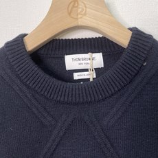价格270 Thom Browne🇳🇱TB新款圆领菱形针织毛衣,经典四条纹袖口设计,菱形编织纹理立体有型 价格270 Thom Browne🇳🇱TB新款圆领菱形针织毛衣,经典四条纹袖口设计,菱形编织纹理立体有型