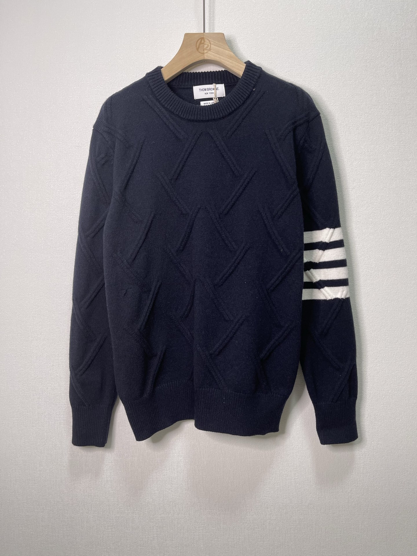 价格270 Thom Browne🇳🇱TB新款圆领菱形针织毛衣，经典四条纹袖口设计，菱形编织纹理立体有型