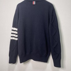 价格270 Thom Browne🇳🇱TB新款圆领菱形针织毛衣,经典四条纹袖口设计,菱形编织纹理立体有型 价格270 Thom Browne🇳🇱TB新款圆领菱形针织毛衣,经典四条纹袖口设计,菱形编织纹理立体有型