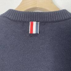 价格270 Thom Browne🇳🇱TB新款圆领菱形针织毛衣,经典四条纹袖口设计,菱形编织纹理立体有型 价格270 Thom Browne🇳🇱TB新款圆领菱形针织毛衣,经典四条纹袖口设计,菱形编织纹理立体有型