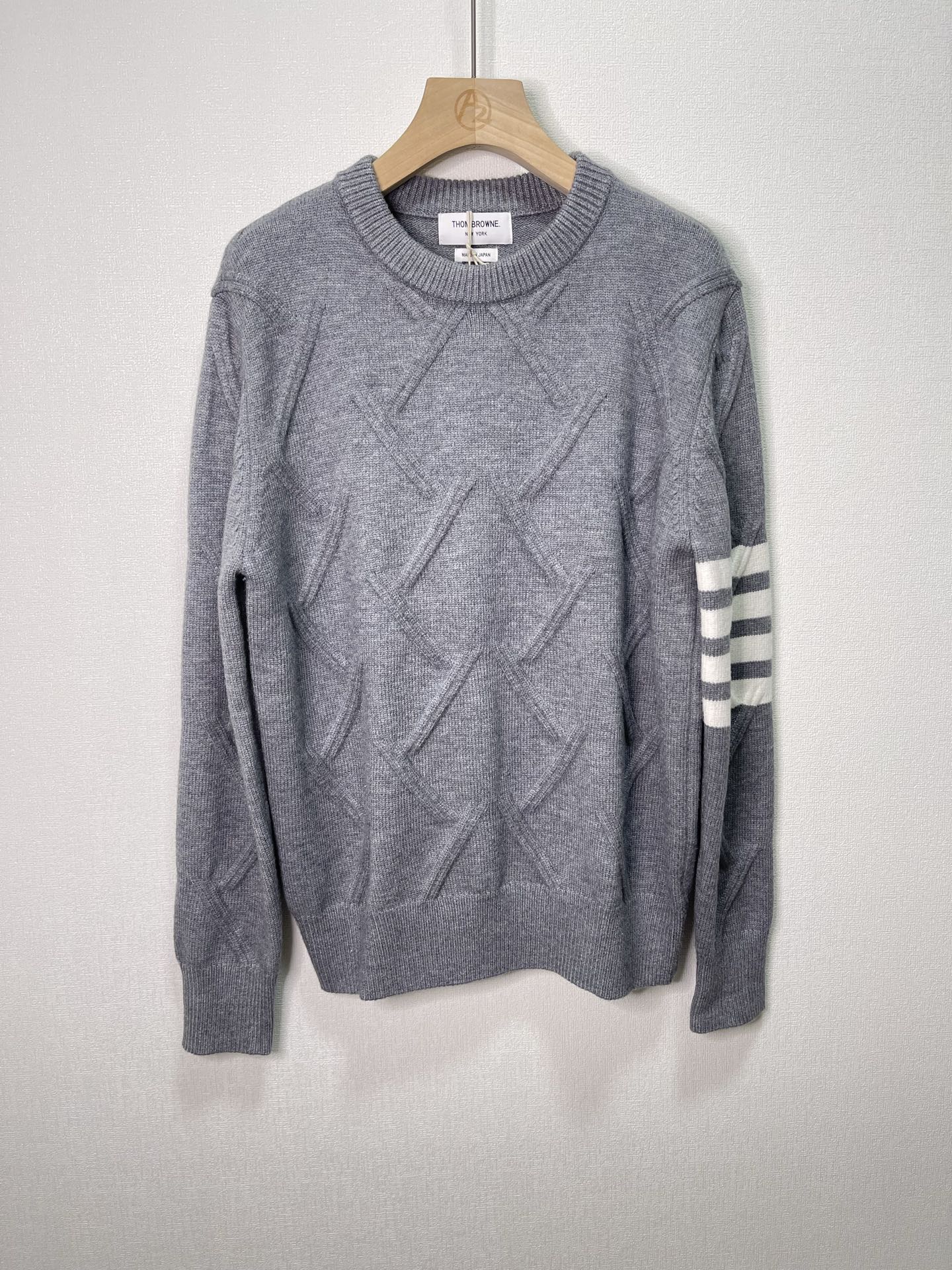 价格270 Thom Browne🇳🇱TB新款圆领菱形针织毛衣，经典四条纹袖口设计，菱形编织纹理立体有型