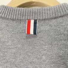 价格270 Thom Browne🇳🇱TB新款圆领菱形针织毛衣,经典四条纹袖口设计,菱形编织纹理立体有型 价格270 Thom Browne🇳🇱TB新款圆领菱形针织毛衣,经典四条纹袖口设计,菱形编织纹理立体有型