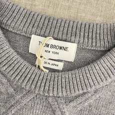 价格270 Thom Browne🇳🇱TB新款圆领菱形针织毛衣,经典四条纹袖口设计,菱形编织纹理立体有型 价格270 Thom Browne🇳🇱TB新款圆领菱形针织毛衣,经典四条纹袖口设计,菱形编织纹理立体有型