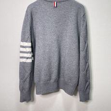 价格270 Thom Browne🇳🇱TB新款圆领菱形针织毛衣,经典四条纹袖口设计,菱形编织纹理立体有型 价格270 Thom Browne🇳🇱TB新款圆领菱形针织毛衣,经典四条纹袖口设计,菱形编织纹理立体有型