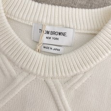 价格270 Thom Browne🇳🇱TB新款圆领菱形针织毛衣,经典四条纹袖口设计,菱形编织纹理立体有型 价格270 Thom Browne🇳🇱TB新款圆领菱形针织毛衣,经典四条纹袖口设计,菱形编织纹理立体有型