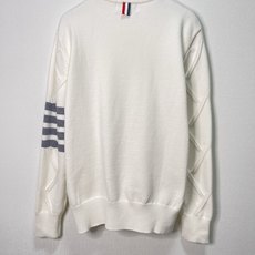 价格270 Thom Browne🇳🇱TB新款圆领菱形针织毛衣,经典四条纹袖口设计,菱形编织纹理立体有型 价格270 Thom Browne🇳🇱TB新款圆领菱形针织毛衣,经典四条纹袖口设计,菱形编织纹理立体有型