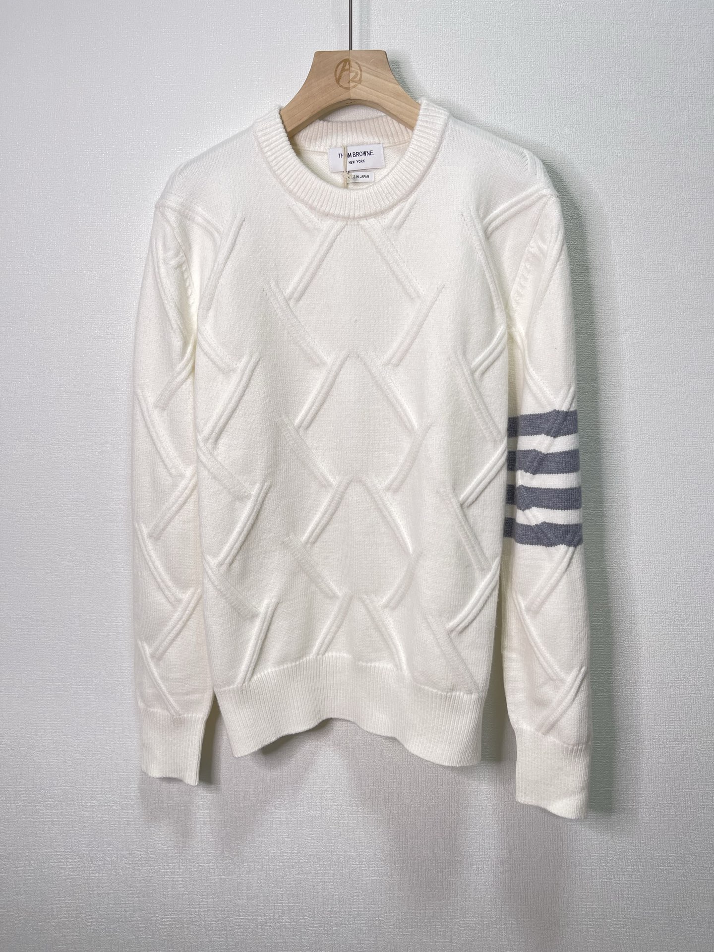 价格270 Thom Browne🇳🇱TB新款圆领菱形针织毛衣，经典四条纹袖口设计，菱形编织纹理立体有型