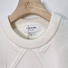 价格270 Thom Browne🇳🇱TB新款圆领菱形针织毛衣,经典四条纹袖口设计,菱形编织纹理立体有型 价格270 Thom Browne🇳🇱TB新款圆领菱形针织毛衣,经典四条纹袖口设计,菱形编织纹理立体有型