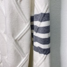 价格270 Thom Browne🇳🇱TB新款圆领菱形针织毛衣,经典四条纹袖口设计,菱形编织纹理立体有型 价格270 Thom Browne🇳🇱TB新款圆领菱形针织毛衣,经典四条纹袖口设计,菱形编织纹理立体有型