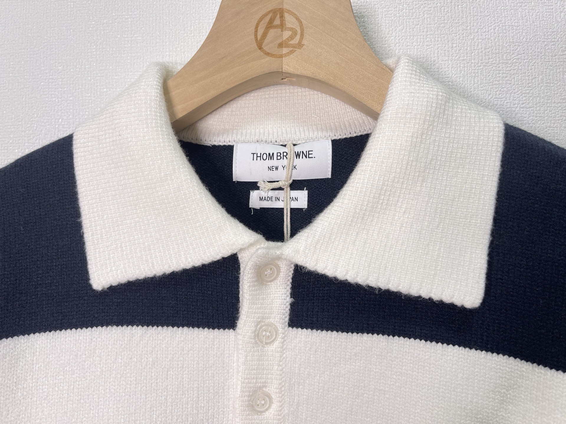 价格270 Thom Browne🇳🇱TB新款条纹针织POLO衫，经典款式，撞色设计，袖子四杠针织点缀。