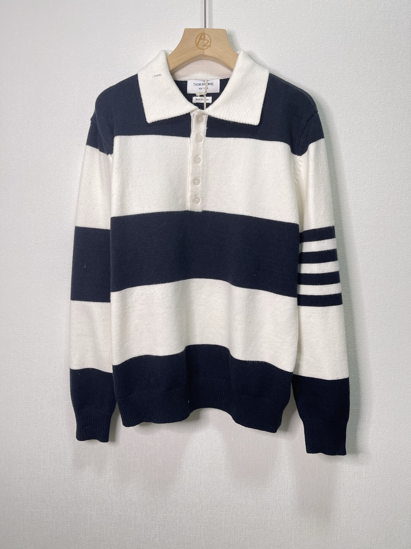 价格270 Thom Browne🇳🇱TB新款条纹针织POLO衫，经典款式，撞色设计，袖子四杠针织点缀。
