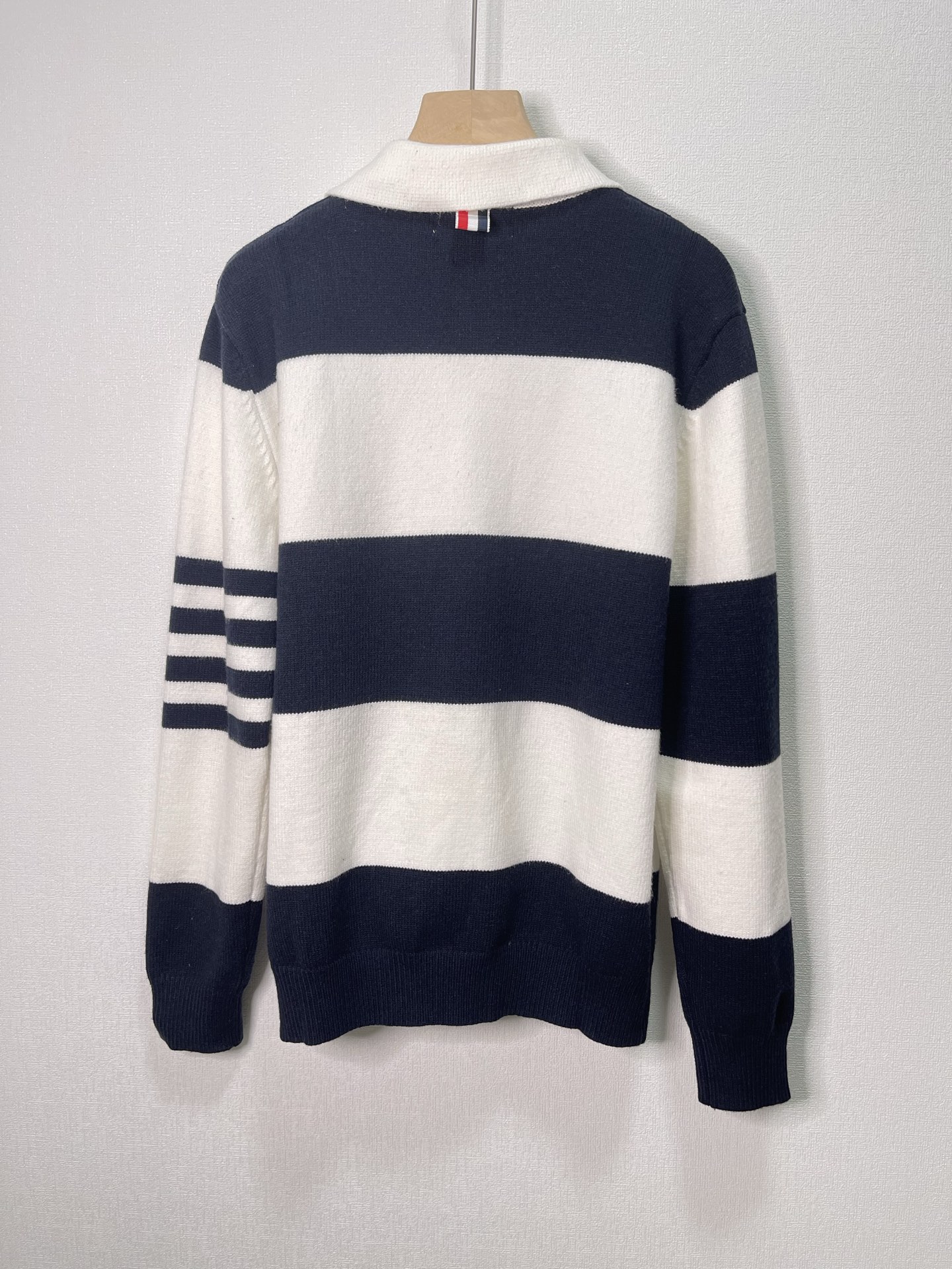 价格270 Thom Browne🇳🇱TB新款条纹针织POLO衫，经典款式，撞色设计，袖子四杠针织点缀。