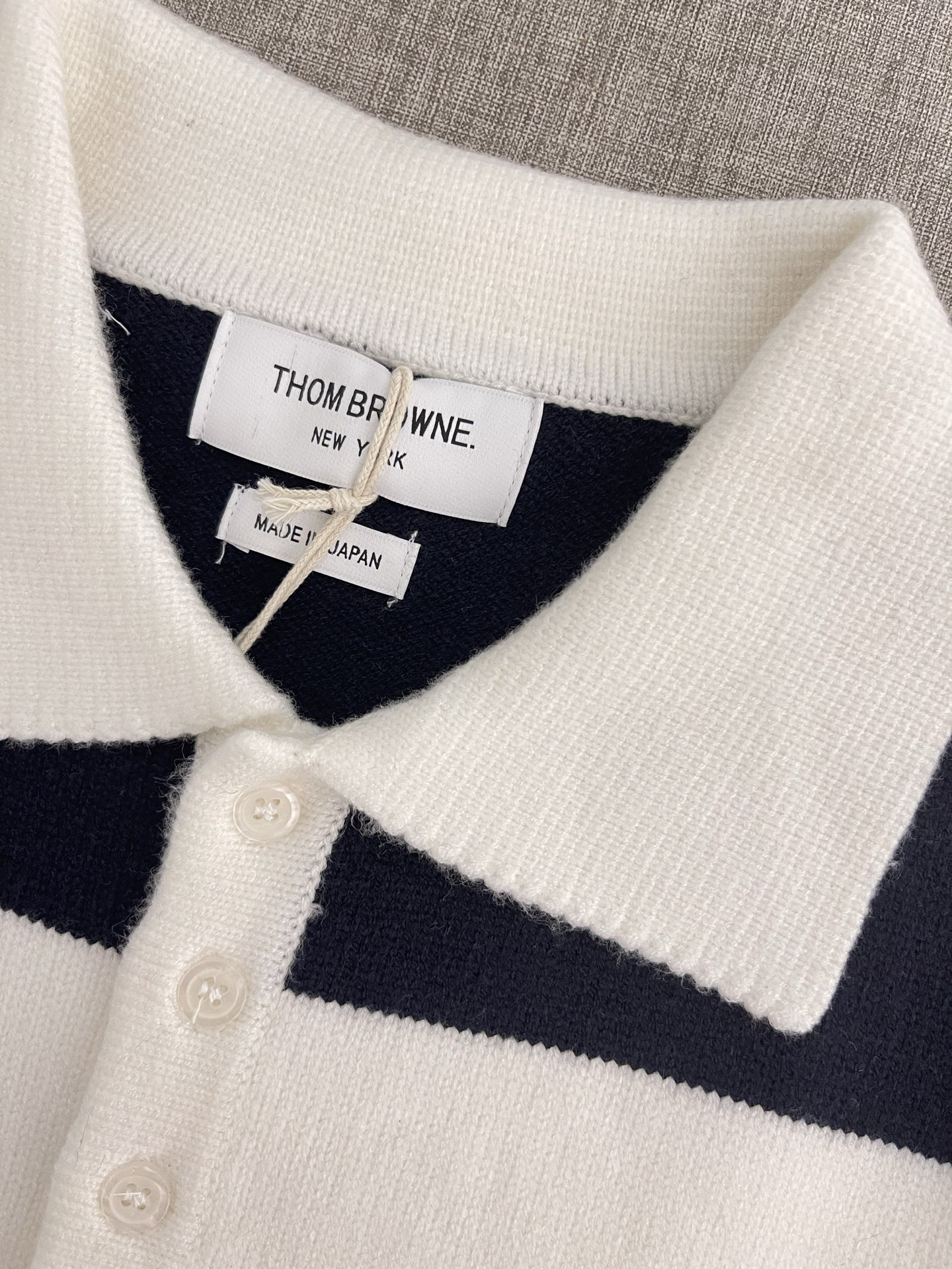 价格270 Thom Browne🇳🇱TB新款条纹针织POLO衫，经典款式，撞色设计，袖子四杠针织点缀。