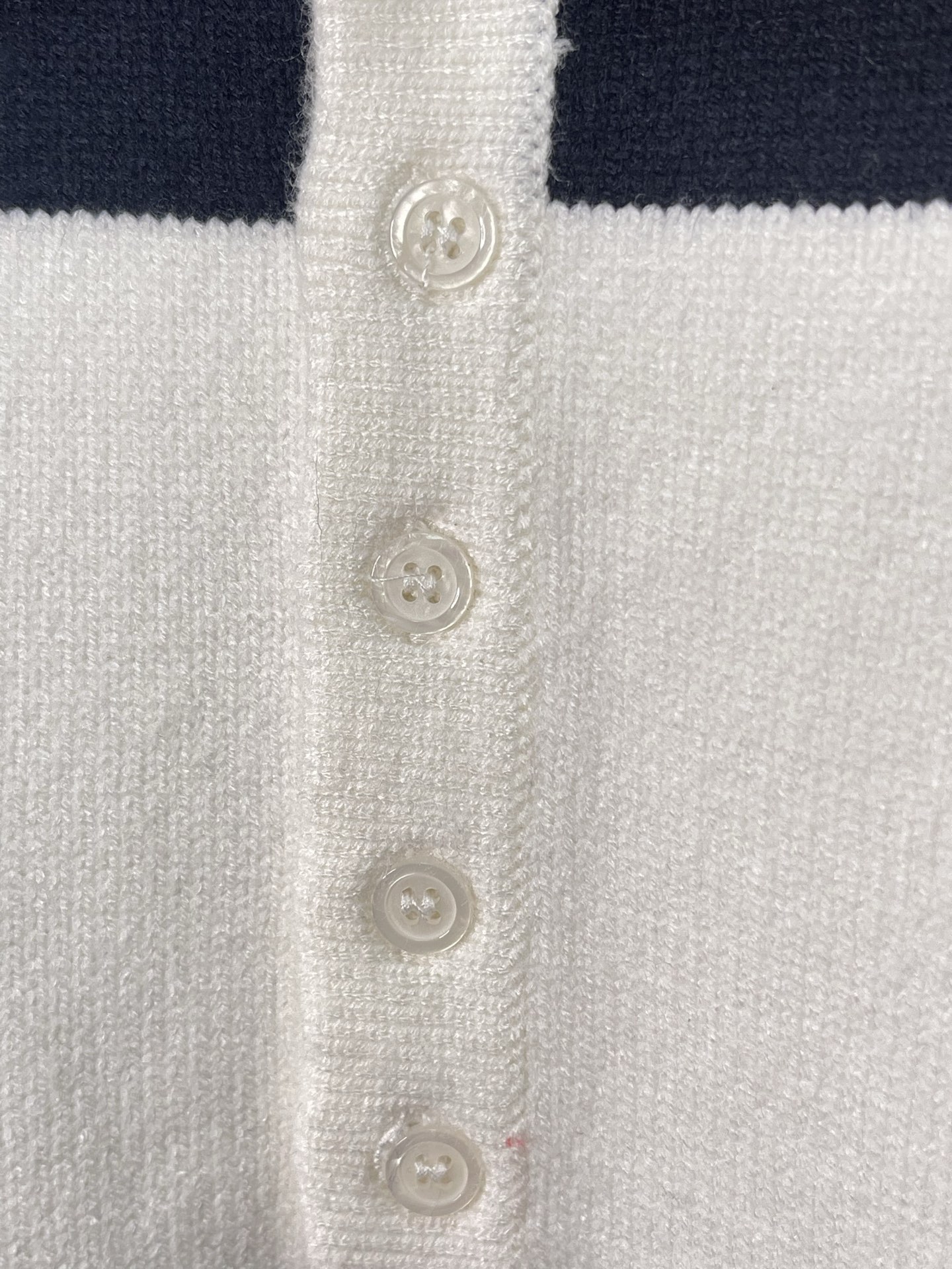 价格270 Thom Browne🇳🇱TB新款条纹针织POLO衫，经典款式，撞色设计，袖子四杠针织点缀。