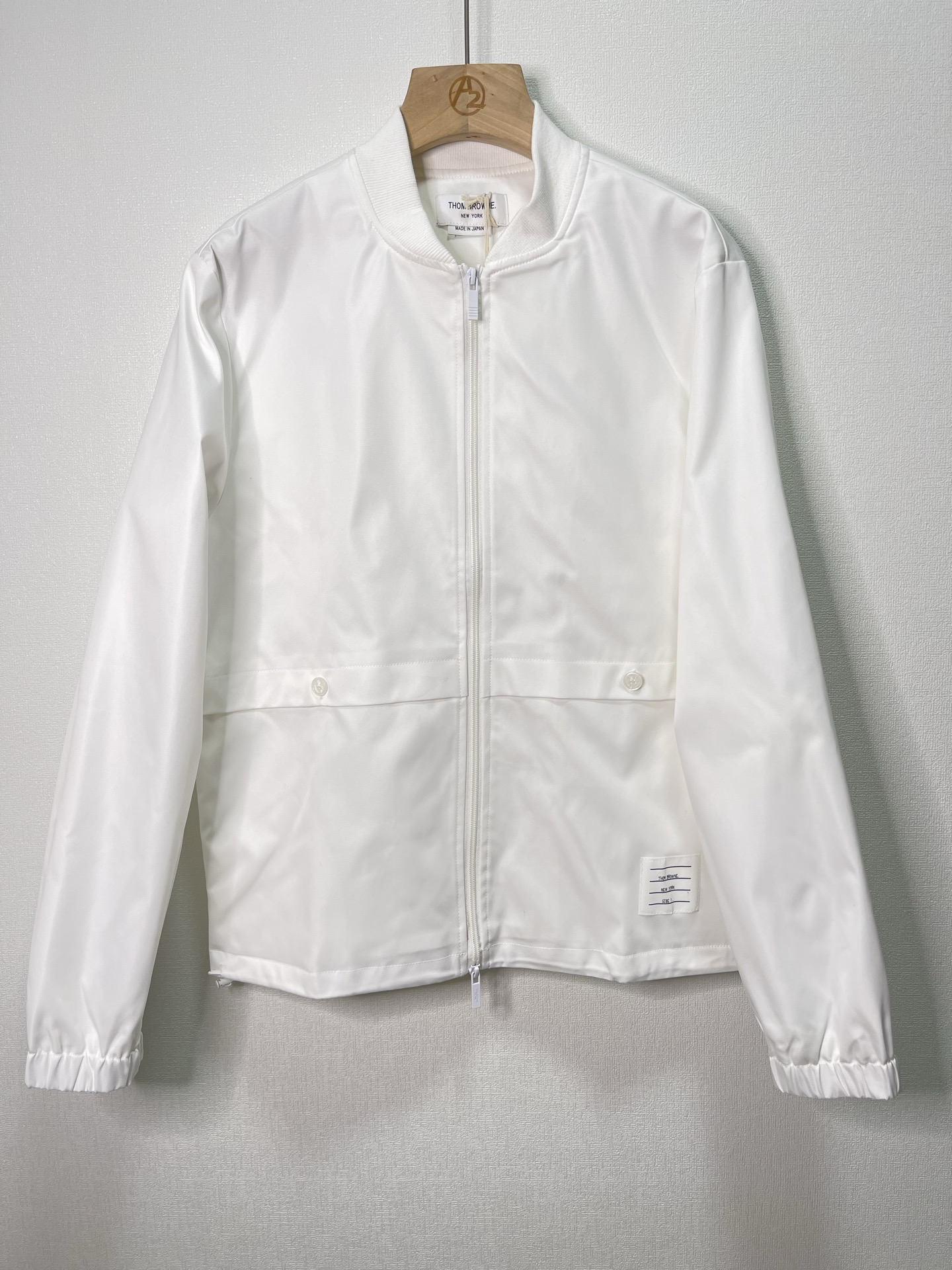 价格310 Thom Browne🇳🇱TB新款夹克 防撕裂斜纹质感层搭设计经典四条纹标签罗纹直领正面饰有