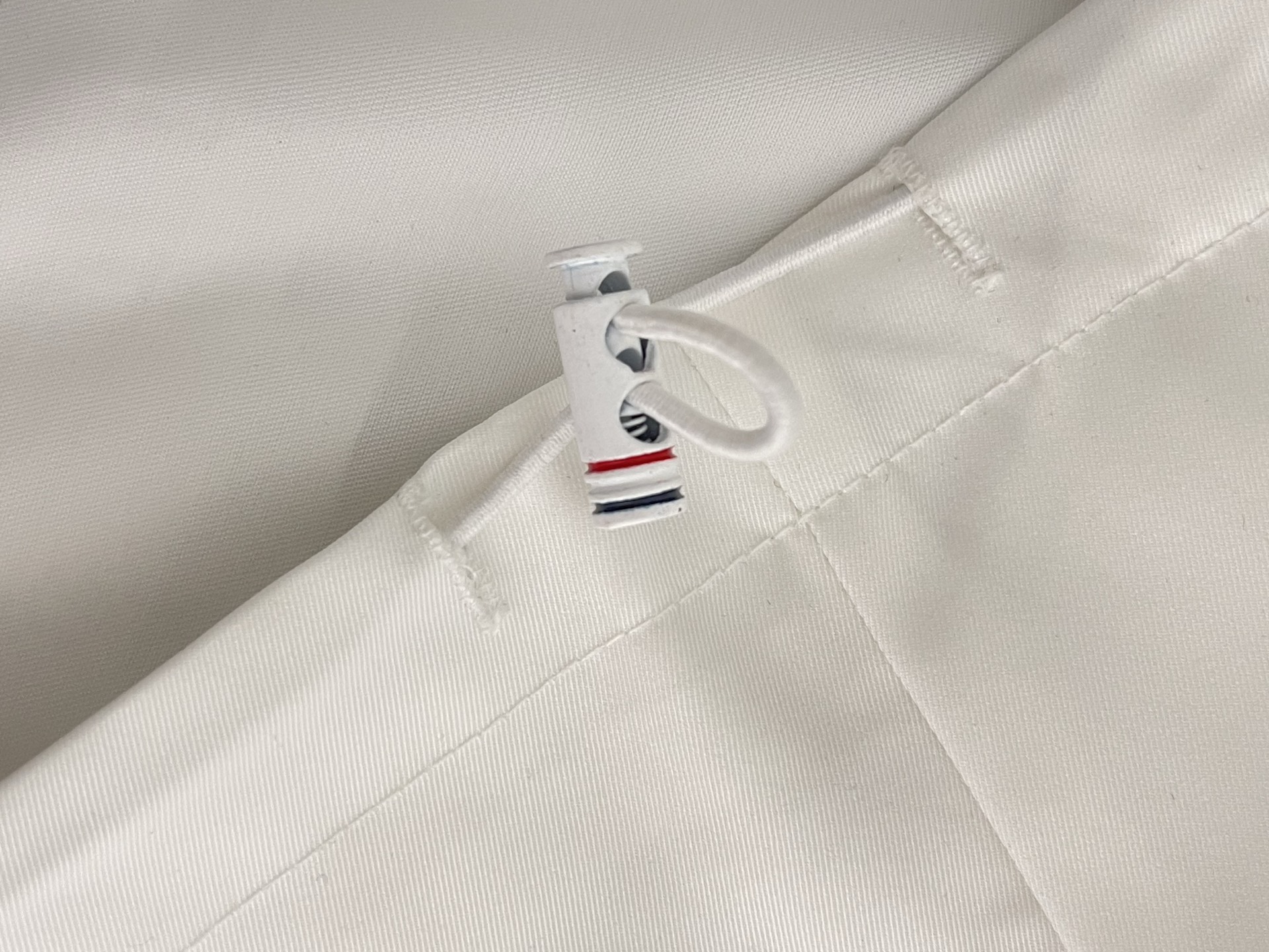 价格310 Thom Browne🇳🇱TB新款夹克 防撕裂斜纹质感层搭设计经典四条纹标签罗纹直领正面饰有