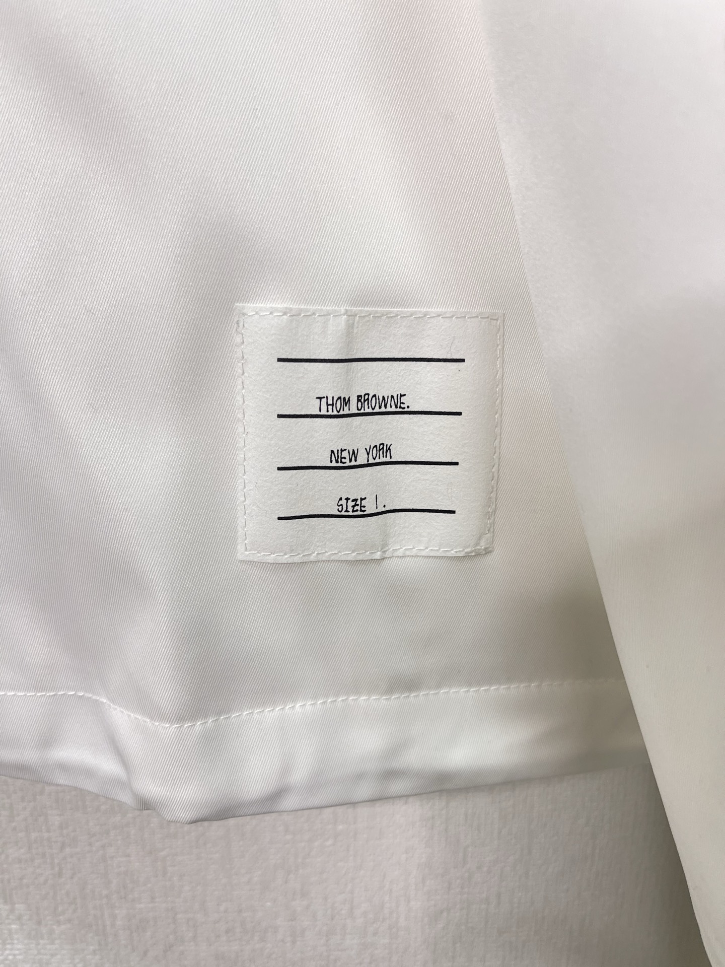 价格310 Thom Browne🇳🇱TB新款夹克 防撕裂斜纹质感层搭设计经典四条纹标签罗纹直领正面饰有