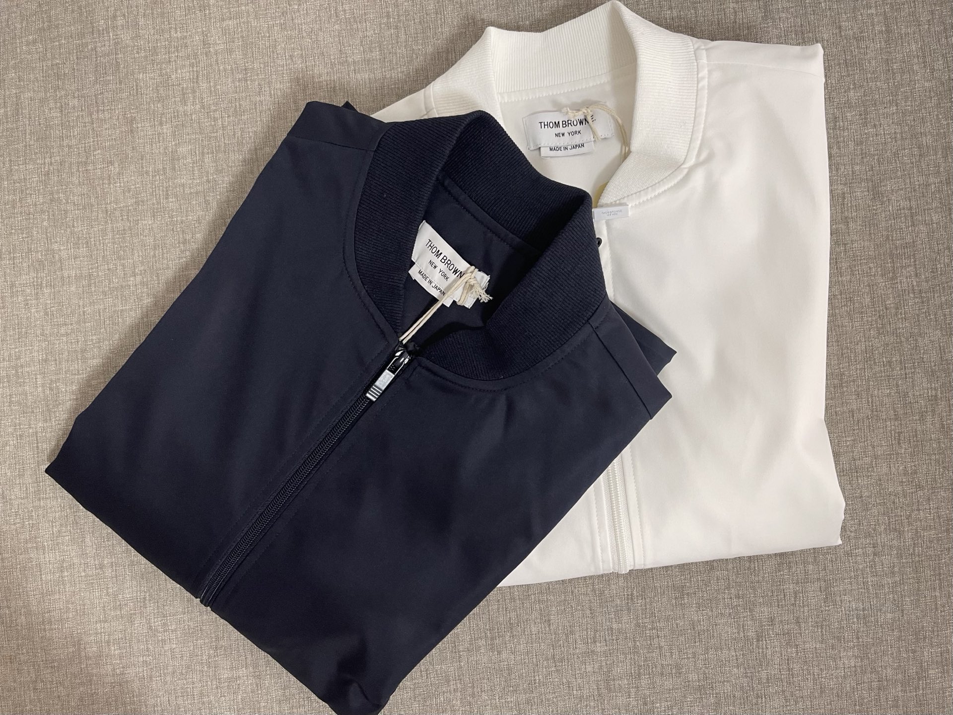 价格310 Thom Browne🇳🇱TB新款夹克 防撕裂斜纹质感层搭设计经典四条纹标签罗纹直领正面饰有
