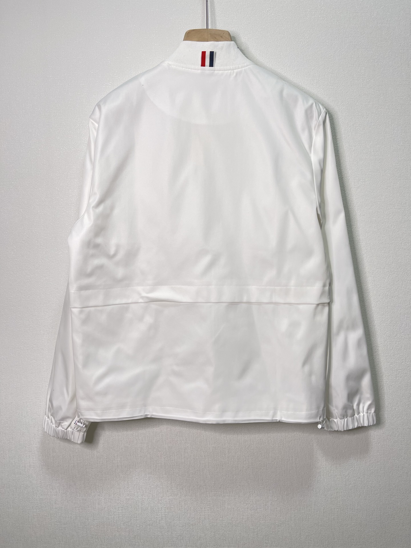 价格310 Thom Browne🇳🇱TB新款夹克 防撕裂斜纹质感层搭设计经典四条纹标签罗纹直领正面饰有
