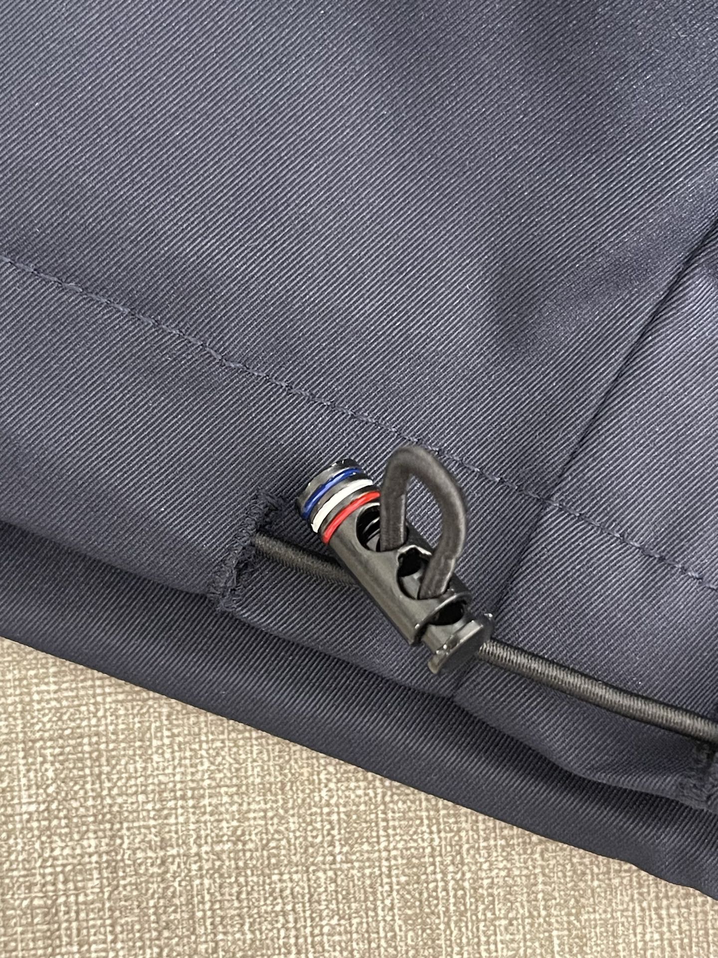 价格310 Thom Browne🇳🇱TB新款夹克 防撕裂斜纹质感层搭设计经典四条纹标签罗纹直领正面饰有