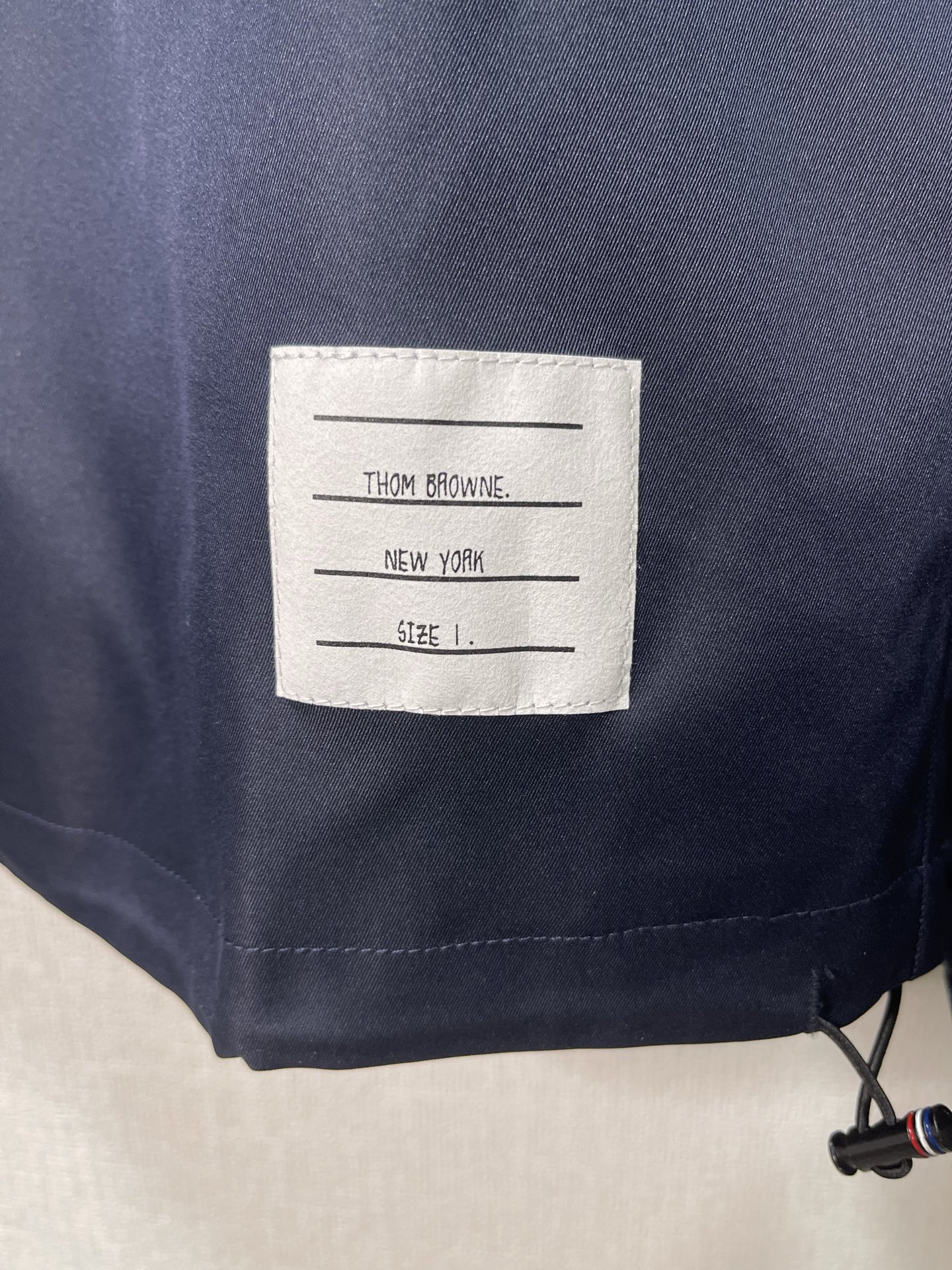 价格310 Thom Browne🇳🇱TB新款夹克 防撕裂斜纹质感层搭设计经典四条纹标签罗纹直领正面饰有
