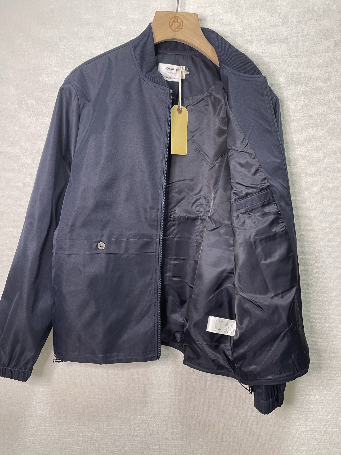 价格310 Thom Browne🇳🇱TB新款夹克 防撕裂斜纹质感层搭设计经典四条纹标签罗纹直领正面饰有
