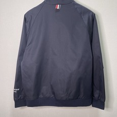 价格310 Thom Browne🇳🇱TB新款高领夹克 防撕裂斜纹质感层搭设计 定制双层斜纹面料,高定面 价格310 Thom Browne🇳🇱TB新款高领夹克 防撕裂斜纹质感层搭设计 定制双层斜纹面料,高定面