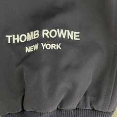 价格310 Thom Browne🇳🇱TB新款高领夹克 防撕裂斜纹质感层搭设计 定制双层斜纹面料,高定面 价格310 Thom Browne🇳🇱TB新款高领夹克 防撕裂斜纹质感层搭设计 定制双层斜纹面料,高定面