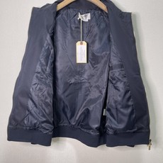 价格310 Thom Browne🇳🇱TB新款高领夹克 防撕裂斜纹质感层搭设计 定制双层斜纹面料,高定面 价格310 Thom Browne🇳🇱TB新款高领夹克 防撕裂斜纹质感层搭设计 定制双层斜纹面料,高定面