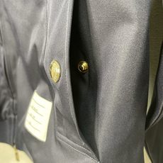 价格310 Thom Browne🇳🇱TB新款高领夹克 防撕裂斜纹质感层搭设计 定制双层斜纹面料,高定面 价格310 Thom Browne🇳🇱TB新款高领夹克 防撕裂斜纹质感层搭设计 定制双层斜纹面料,高定面