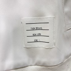 价格310 Thom Browne🇳🇱TB新款高领夹克 防撕裂斜纹质感层搭设计 定制双层斜纹面料,高定面 价格310 Thom Browne🇳🇱TB新款高领夹克 防撕裂斜纹质感层搭设计 定制双层斜纹面料,高定面