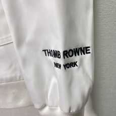 价格310 Thom Browne🇳🇱TB新款高领夹克 防撕裂斜纹质感层搭设计 定制双层斜纹面料,高定面 价格310 Thom Browne🇳🇱TB新款高领夹克 防撕裂斜纹质感层搭设计 定制双层斜纹面料,高定面
