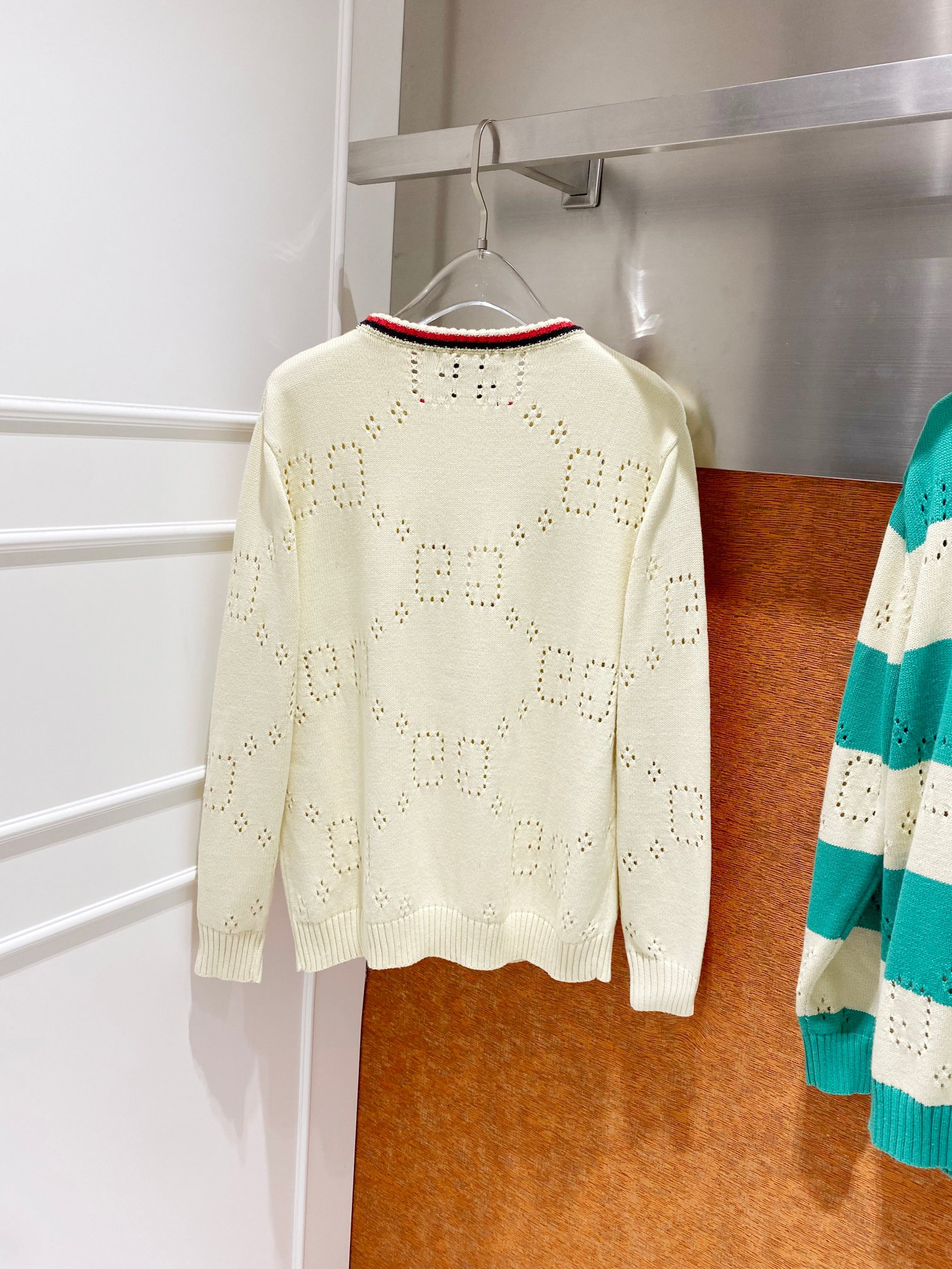 P250 gucci 镂空GG情侣毛衣,古奇粗织圆领毛衣,白绿搭配撞色条纹粗织毛衣,定制羊毛进口纱线 ,德国进口纱嘴挂毛机器设备织片 ,镂空位置对应原版对色定染纱线,宽松廓形对身材包容性好~  厚实的重量和下垂感 上身超好看 百搭拍照神器,减龄活力的百搭款, 秋冬必备 百搭不出错  上镜潮酷 爱上秋冬了  时尚博主都这么穿~
尺码:M-XXL
M  胸围106 肩宽52袖长62衣长64
L   胸围110 肩宽53袖长63衣长65
XL 胸围116 肩宽54袖长64衣长66
XXL 胸围120 肩宽55袖长65衣长67