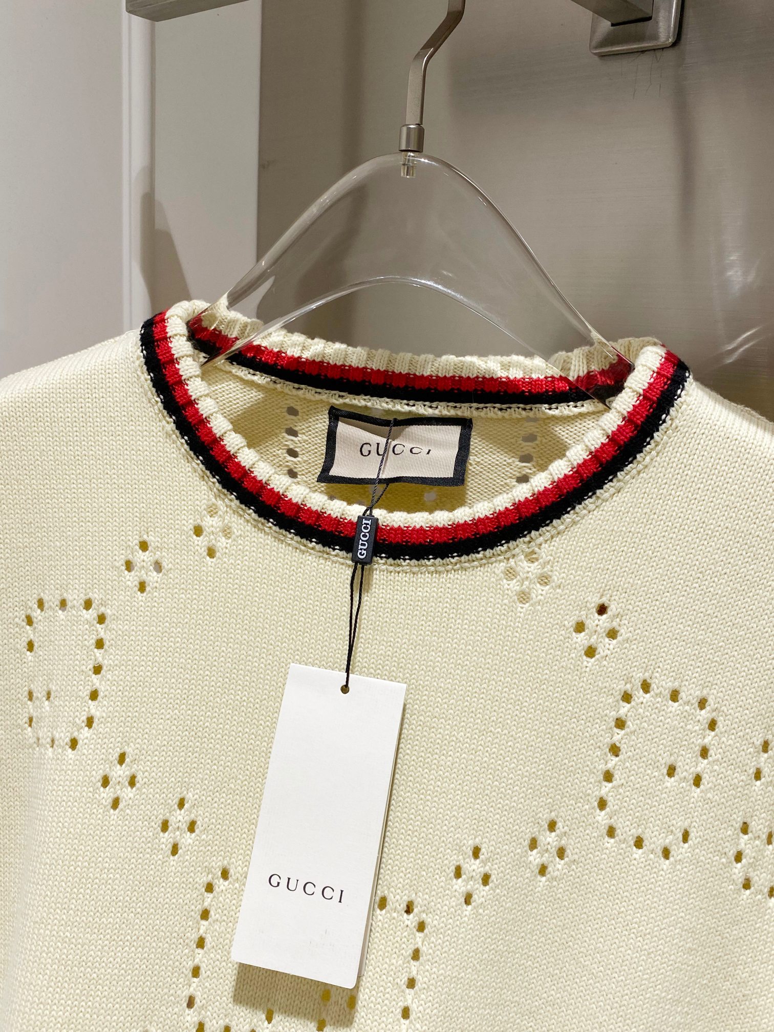 P250 gucci 镂空GG情侣毛衣,古奇粗织圆领毛衣,白绿搭配撞色条纹粗织毛衣,定制羊毛进口纱线 ,德国进口纱嘴挂毛机器设备织片 ,镂空位置对应原版对色定染纱线,宽松廓形对身材包容性好~  厚实的重量和下垂感 上身超好看 百搭拍照神器,减龄活力的百搭款, 秋冬必备 百搭不出错  上镜潮酷 爱上秋冬了  时尚博主都这么穿~
尺码:M-XXL
M  胸围106 肩宽52袖长62衣长64
L   胸围110 肩宽53袖长63衣长65
XL 胸围116 肩宽54袖长64衣长66
XXL 胸围120 肩宽55袖长65衣长67