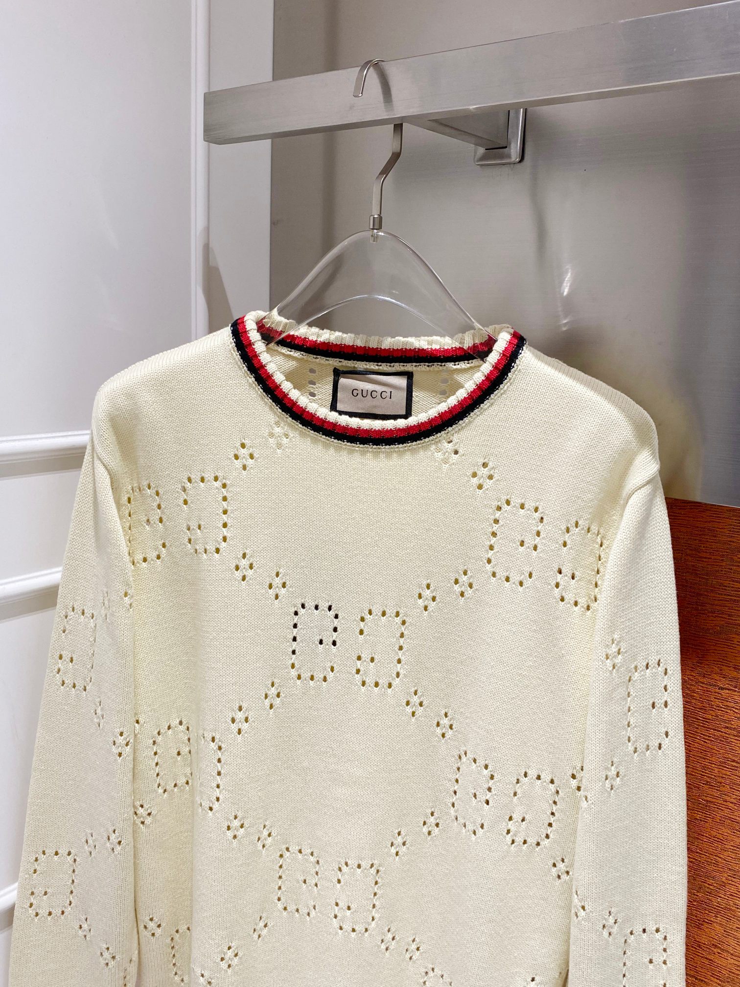 P250 gucci 镂空GG情侣毛衣,古奇粗织圆领毛衣,白绿搭配撞色条纹粗织毛衣,定制羊毛进口纱线 ,德国进口纱嘴挂毛机器设备织片 ,镂空位置对应原版对色定染纱线,宽松廓形对身材包容性好~  厚实的重量和下垂感 上身超好看 百搭拍照神器,减龄活力的百搭款, 秋冬必备 百搭不出错  上镜潮酷 爱上秋冬了  时尚博主都这么穿~
尺码:M-XXL
M  胸围106 肩宽52袖长62衣长64
L   胸围110 肩宽53袖长63衣长65
XL 胸围116 肩宽54袖长64衣长66
XXL 胸围120 肩宽55袖长65衣长67