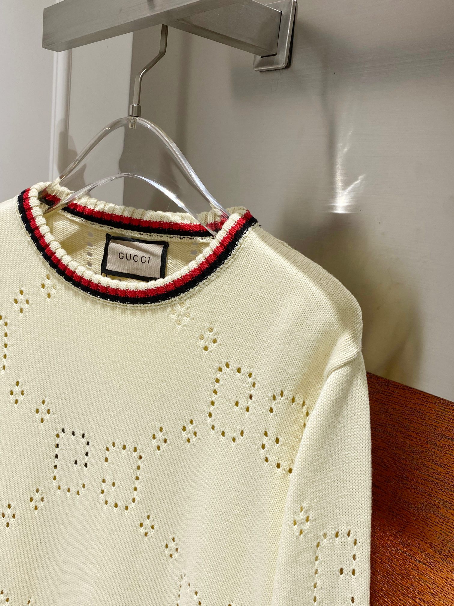 P250 gucci 镂空GG情侣毛衣,古奇粗织圆领毛衣,白绿搭配撞色条纹粗织毛衣,定制羊毛进口纱线 ,德国进口纱嘴挂毛机器设备织片 ,镂空位置对应原版对色定染纱线,宽松廓形对身材包容性好~  厚实的重量和下垂感 上身超好看 百搭拍照神器,减龄活力的百搭款, 秋冬必备 百搭不出错  上镜潮酷 爱上秋冬了  时尚博主都这么穿~
尺码:M-XXL
M  胸围106 肩宽52袖长62衣长64
L   胸围110 肩宽53袖长63衣长65
XL 胸围116 肩宽54袖长64衣长66
XXL 胸围120 肩宽55袖长65衣长67