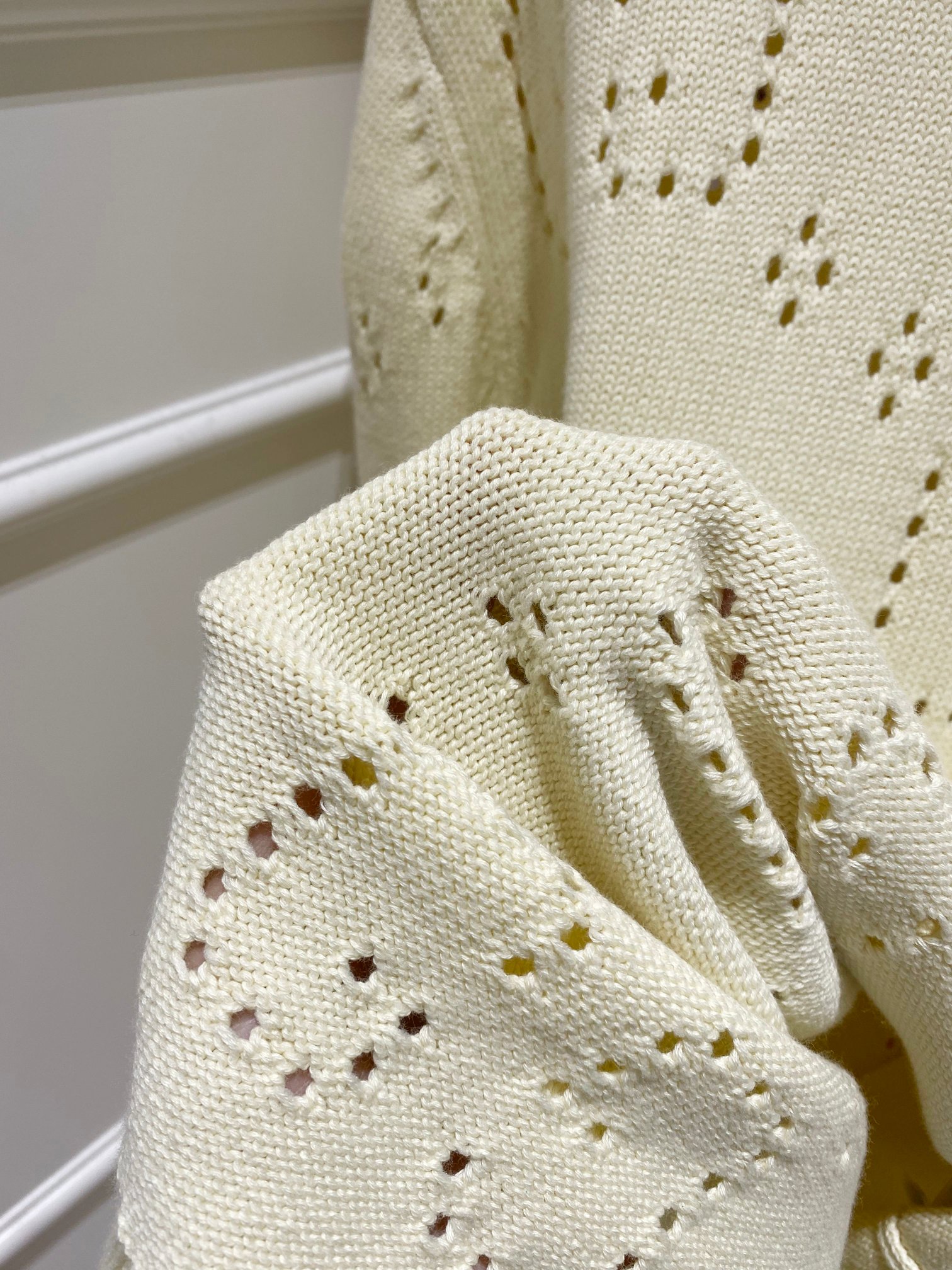 P250 gucci 镂空GG情侣毛衣,古奇粗织圆领毛衣,白绿搭配撞色条纹粗织毛衣,定制羊毛进口纱线 ,德国进口纱嘴挂毛机器设备织片 ,镂空位置对应原版对色定染纱线,宽松廓形对身材包容性好~  厚实的重量和下垂感 上身超好看 百搭拍照神器,减龄活力的百搭款, 秋冬必备 百搭不出错  上镜潮酷 爱上秋冬了  时尚博主都这么穿~
尺码:M-XXL
M  胸围106 肩宽52袖长62衣长64
L   胸围110 肩宽53袖长63衣长65
XL 胸围116 肩宽54袖长64衣长66
XXL 胸围120 肩宽55袖长65衣长67