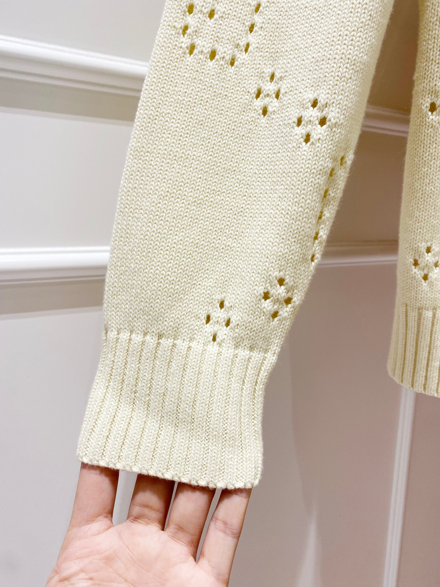 P250 gucci 镂空GG情侣毛衣,古奇粗织圆领毛衣,白绿搭配撞色条纹粗织毛衣,定制羊毛进口纱线 ,德国进口纱嘴挂毛机器设备织片 ,镂空位置对应原版对色定染纱线,宽松廓形对身材包容性好~  厚实的重量和下垂感 上身超好看 百搭拍照神器,减龄活力的百搭款, 秋冬必备 百搭不出错  上镜潮酷 爱上秋冬了  时尚博主都这么穿~
尺码:M-XXL
M  胸围106 肩宽52袖长62衣长64
L   胸围110 肩宽53袖长63衣长65
XL 胸围116 肩宽54袖长64衣长66
XXL 胸围120 肩宽55袖长65衣长67