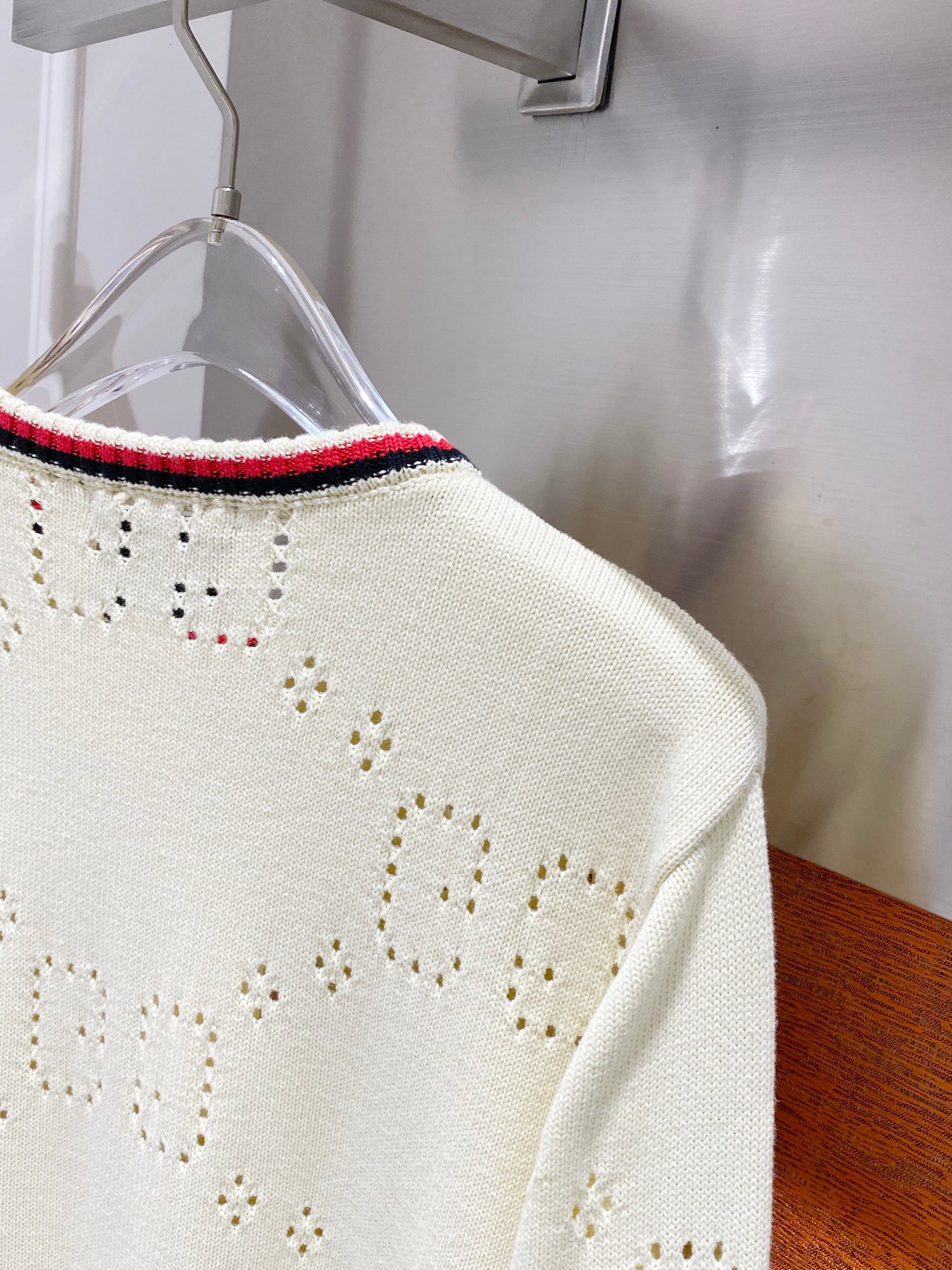 P250 gucci 镂空GG情侣毛衣,古奇粗织圆领毛衣,白绿搭配撞色条纹粗织毛衣,定制羊毛进口纱线 ,德国进口纱嘴挂毛机器设备织片 ,镂空位置对应原版对色定染纱线,宽松廓形对身材包容性好~  厚实的重量和下垂感 上身超好看 百搭拍照神器,减龄活力的百搭款, 秋冬必备 百搭不出错  上镜潮酷 爱上秋冬了  时尚博主都这么穿~
尺码:M-XXL
M  胸围106 肩宽52袖长62衣长64
L   胸围110 肩宽53袖长63衣长65
XL 胸围116 肩宽54袖长64衣长66
XXL 胸围120 肩宽55袖长65衣长67