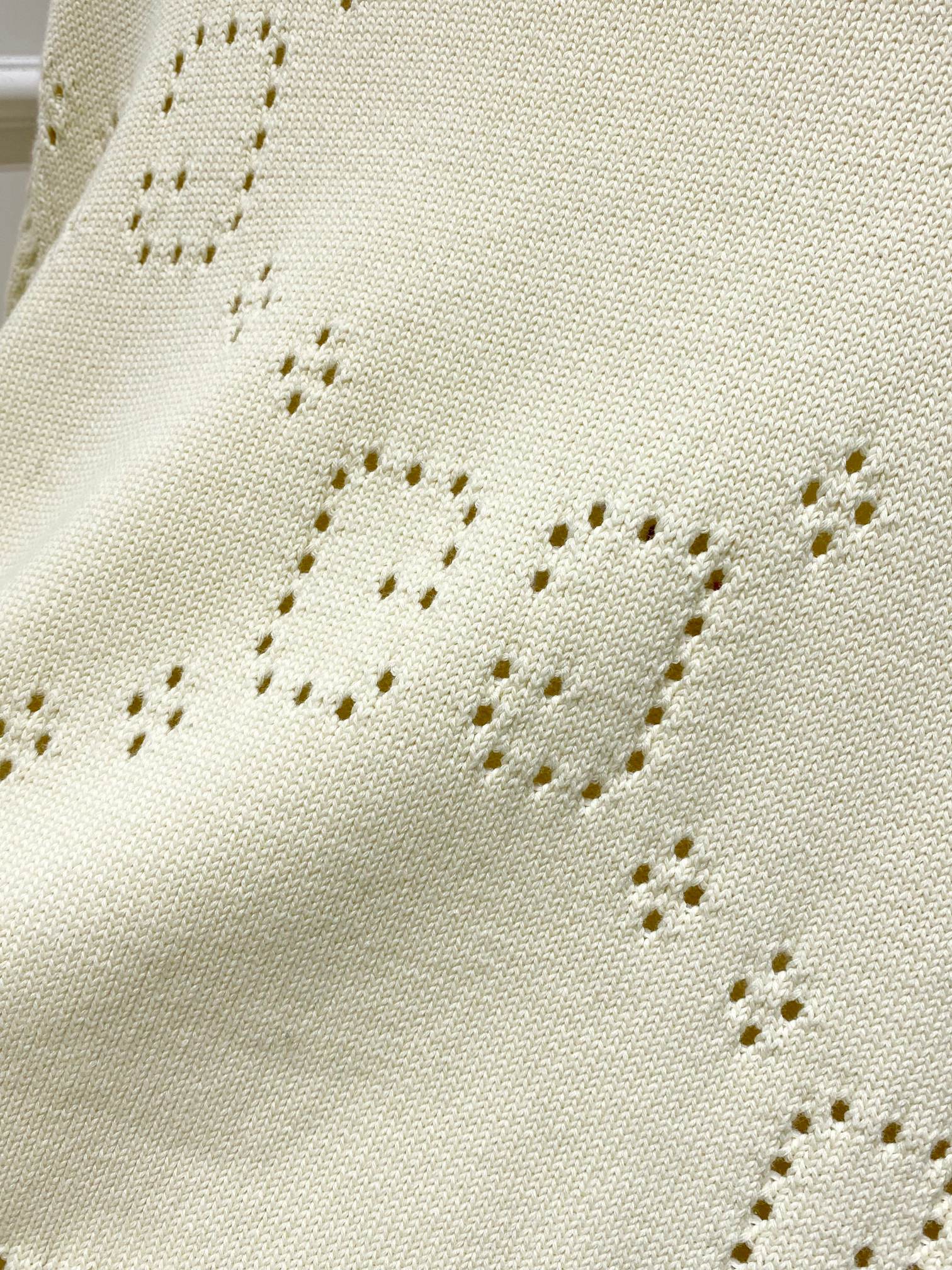 P250 gucci 镂空GG情侣毛衣,古奇粗织圆领毛衣,白绿搭配撞色条纹粗织毛衣,定制羊毛进口纱线 ,德国进口纱嘴挂毛机器设备织片 ,镂空位置对应原版对色定染纱线,宽松廓形对身材包容性好~  厚实的重量和下垂感 上身超好看 百搭拍照神器,减龄活力的百搭款, 秋冬必备 百搭不出错  上镜潮酷 爱上秋冬了  时尚博主都这么穿~
尺码:M-XXL
M  胸围106 肩宽52袖长62衣长64
L   胸围110 肩宽53袖长63衣长65
XL 胸围116 肩宽54袖长64衣长66
XXL 胸围120 肩宽55袖长65衣长67