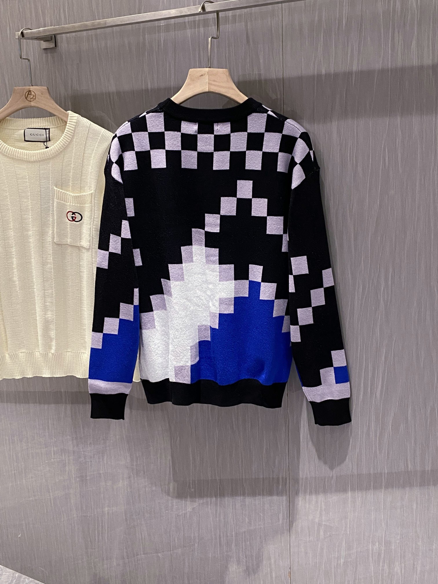 P220 LOUIS VUITTON 秋冬新款LV路易家族拼色Logo嵌花圆领套头针织衫,走秀款复古圆领毛衣,男女同款极简的毛衣构造,采用细腻的针织手法打造,细节品质永远的那么完美无瑕,创意设计层出不穷。今年秋冬季节没有入手几件路易你算不上时尚达人。
路易今年的主打系列产物,一目了然的设计方式,提花LOGO点缀,青春感,高街感都是十分到位。下摆撞色拼接设计,上身简约,大方,看点十足,这种经典的元素,早就是路易家族图腾般的存在,上身一眼便知规格与段位所在,搭配效果更是显而易见,妥妥的高级产物,无与伦比的魅力,要时尚有时尚,要档次有档次,要性能有性能,说实话,真的是没有一点可以拒绝的理由,上身立马高级有型,品牌代表性十分强烈,假如你喜爱路易的话,那么这种极具品牌属性的单品不能错过!!
尺码:M-XXL 
M码   胸围110 肩宽50 袖长57 衣长64
L码  胸围114 肩宽51 袖长58 衣长65
XL码   胸围118 肩宽52 袖长59 衣长66
XXL码 胸围122 肩宽53 袖长61 衣长68