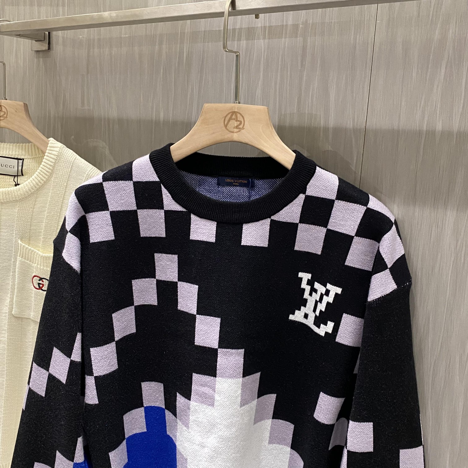 P220 LOUIS VUITTON 秋冬新款LV路易家族拼色Logo嵌花圆领套头针织衫,走秀款复古圆领毛衣,男女同款极简的毛衣构造,采用细腻的针织手法打造,细节品质永远的那么完美无瑕,创意设计层出不穷。今年秋冬季节没有入手几件路易你算不上时尚达人。
路易今年的主打系列产物,一目了然的设计方式,提花LOGO点缀,青春感,高街感都是十分到位。下摆撞色拼接设计,上身简约,大方,看点十足,这种经典的元素,早就是路易家族图腾般的存在,上身一眼便知规格与段位所在,搭配效果更是显而易见,妥妥的高级产物,无与伦比的魅力,要时尚有时尚,要档次有档次,要性能有性能,说实话,真的是没有一点可以拒绝的理由,上身立马高级有型,品牌代表性十分强烈,假如你喜爱路易的话,那么这种极具品牌属性的单品不能错过!!
尺码:M-XXL 
M码   胸围110 肩宽50 袖长57 衣长64
L码  胸围114 肩宽51 袖长58 衣长65
XL码   胸围118 肩宽52 袖长59 衣长66
XXL码 胸围122 肩宽53 袖长61 衣长68