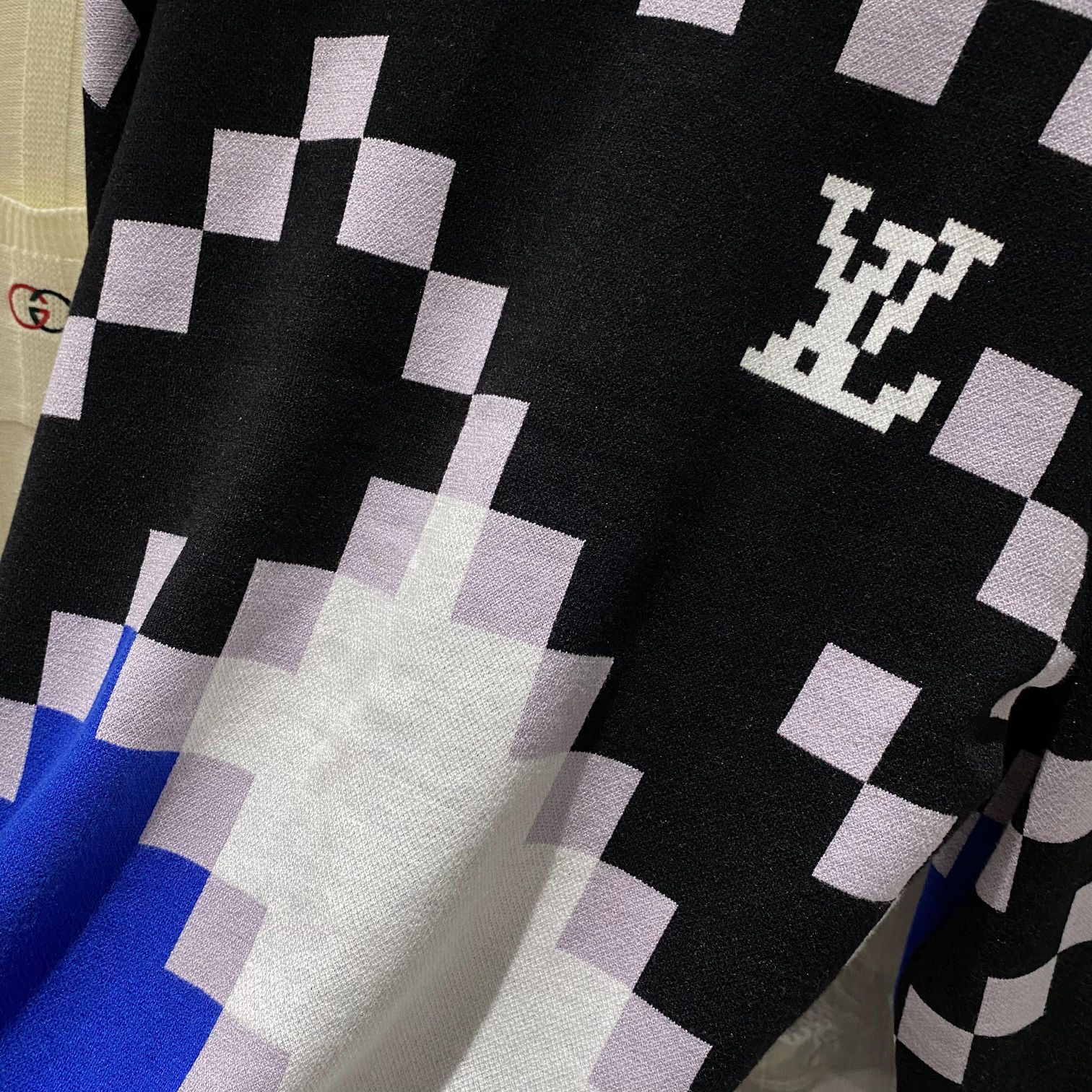 P220 LOUIS VUITTON 秋冬新款LV路易家族拼色Logo嵌花圆领套头针织衫,走秀款复古圆领毛衣,男女同款极简的毛衣构造,采用细腻的针织手法打造,细节品质永远的那么完美无瑕,创意设计层出不穷。今年秋冬季节没有入手几件路易你算不上时尚达人。
路易今年的主打系列产物,一目了然的设计方式,提花LOGO点缀,青春感,高街感都是十分到位。下摆撞色拼接设计,上身简约,大方,看点十足,这种经典的元素,早就是路易家族图腾般的存在,上身一眼便知规格与段位所在,搭配效果更是显而易见,妥妥的高级产物,无与伦比的魅力,要时尚有时尚,要档次有档次,要性能有性能,说实话,真的是没有一点可以拒绝的理由,上身立马高级有型,品牌代表性十分强烈,假如你喜爱路易的话,那么这种极具品牌属性的单品不能错过!!
尺码:M-XXL 
M码   胸围110 肩宽50 袖长57 衣长64
L码  胸围114 肩宽51 袖长58 衣长65
XL码   胸围118 肩宽52 袖长59 衣长66
XXL码 胸围122 肩宽53 袖长61 衣长68