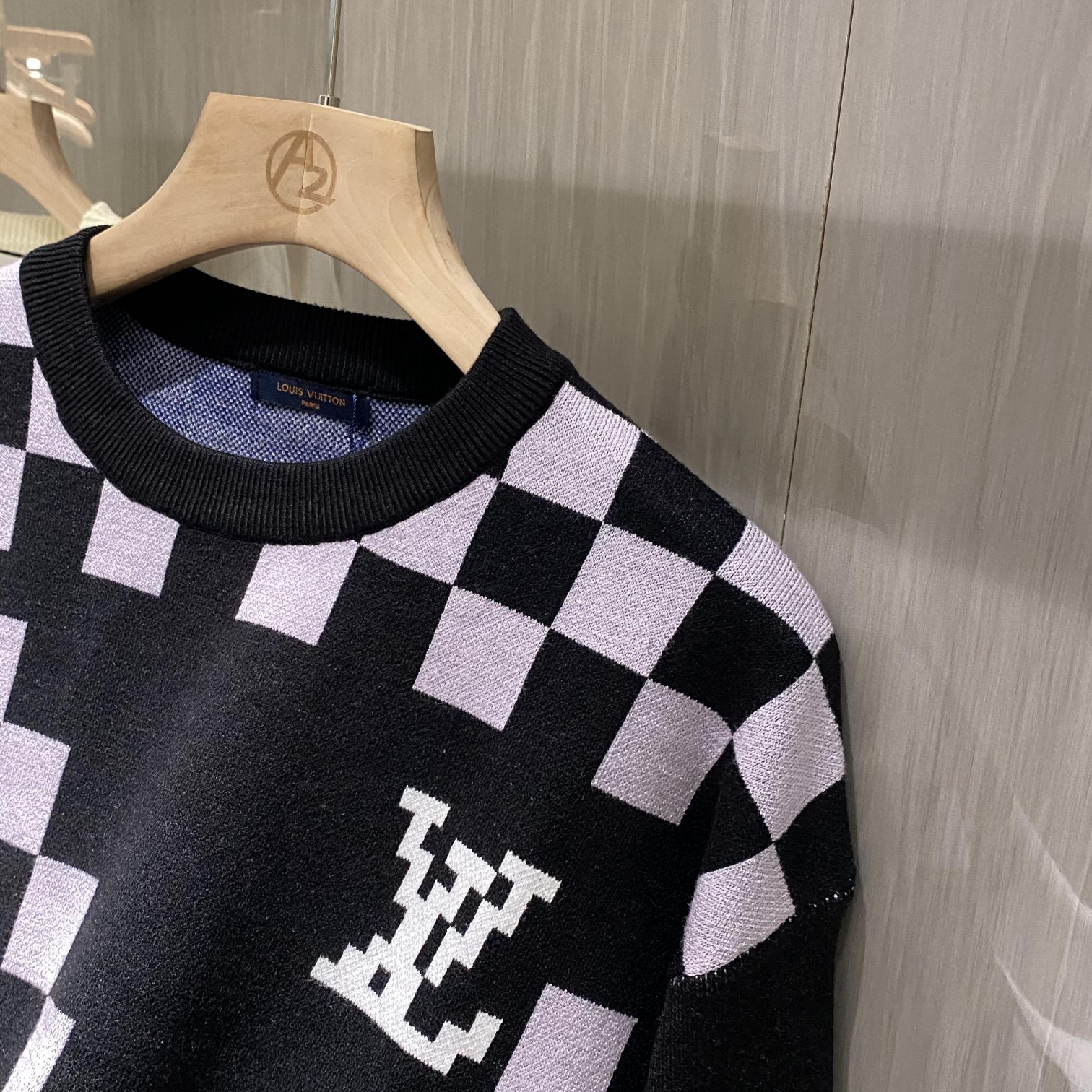 P220 LOUIS VUITTON 秋冬新款LV路易家族拼色Logo嵌花圆领套头针织衫,走秀款复古圆领毛衣,男女同款极简的毛衣构造,采用细腻的针织手法打造,细节品质永远的那么完美无瑕,创意设计层出不穷。今年秋冬季节没有入手几件路易你算不上时尚达人。
路易今年的主打系列产物,一目了然的设计方式,提花LOGO点缀,青春感,高街感都是十分到位。下摆撞色拼接设计,上身简约,大方,看点十足,这种经典的元素,早就是路易家族图腾般的存在,上身一眼便知规格与段位所在,搭配效果更是显而易见,妥妥的高级产物,无与伦比的魅力,要时尚有时尚,要档次有档次,要性能有性能,说实话,真的是没有一点可以拒绝的理由,上身立马高级有型,品牌代表性十分强烈,假如你喜爱路易的话,那么这种极具品牌属性的单品不能错过!!
尺码:M-XXL 
M码   胸围110 肩宽50 袖长57 衣长64
L码  胸围114 肩宽51 袖长58 衣长65
XL码   胸围118 肩宽52 袖长59 衣长66
XXL码 胸围122 肩宽53 袖长61 衣长68