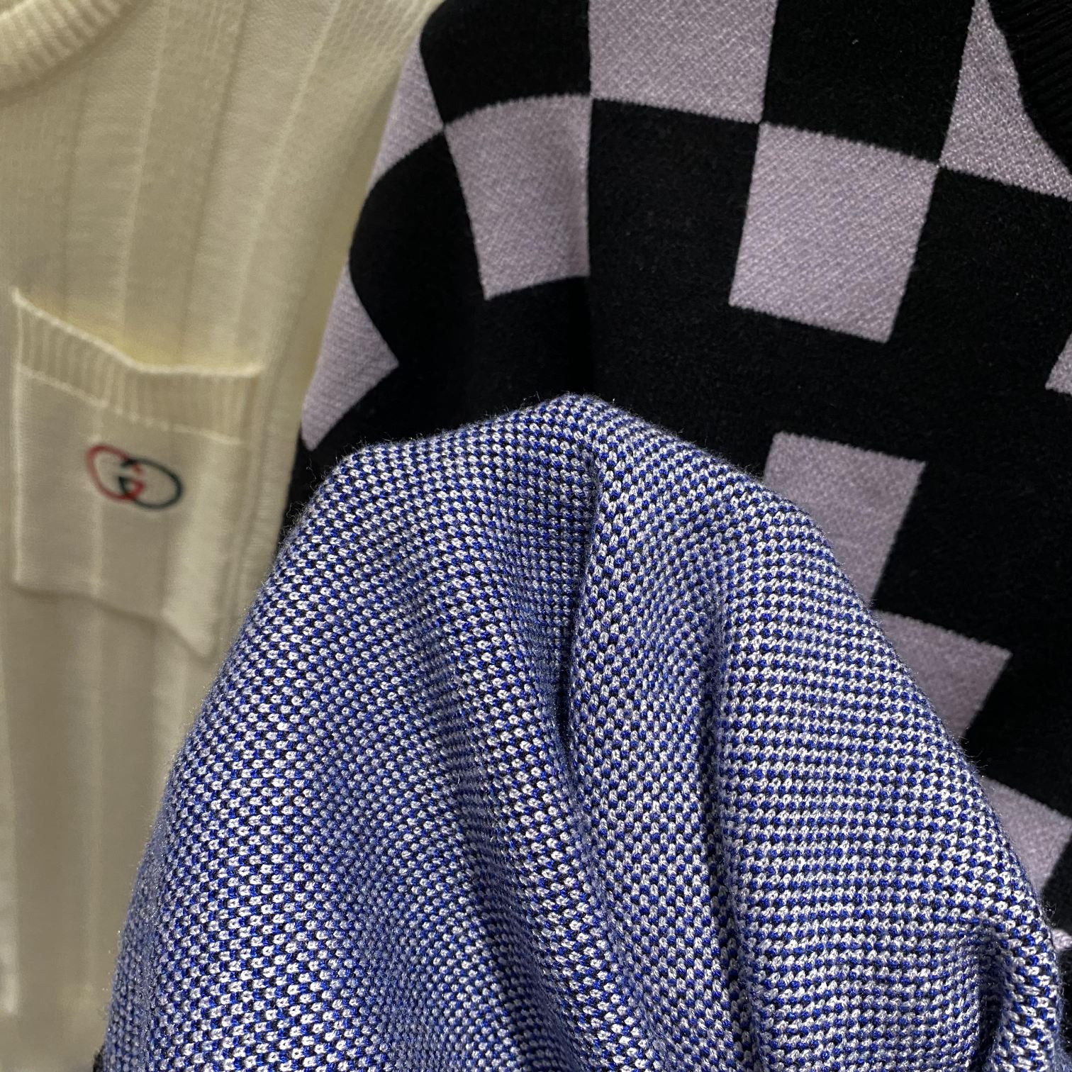 P220 LOUIS VUITTON 秋冬新款LV路易家族拼色Logo嵌花圆领套头针织衫,走秀款复古圆领毛衣,男女同款极简的毛衣构造,采用细腻的针织手法打造,细节品质永远的那么完美无瑕,创意设计层出不穷。今年秋冬季节没有入手几件路易你算不上时尚达人。
路易今年的主打系列产物,一目了然的设计方式,提花LOGO点缀,青春感,高街感都是十分到位。下摆撞色拼接设计,上身简约,大方,看点十足,这种经典的元素,早就是路易家族图腾般的存在,上身一眼便知规格与段位所在,搭配效果更是显而易见,妥妥的高级产物,无与伦比的魅力,要时尚有时尚,要档次有档次,要性能有性能,说实话,真的是没有一点可以拒绝的理由,上身立马高级有型,品牌代表性十分强烈,假如你喜爱路易的话,那么这种极具品牌属性的单品不能错过!!
尺码:M-XXL 
M码   胸围110 肩宽50 袖长57 衣长64
L码  胸围114 肩宽51 袖长58 衣长65
XL码   胸围118 肩宽52 袖长59 衣长66
XXL码 胸围122 肩宽53 袖长61 衣长68