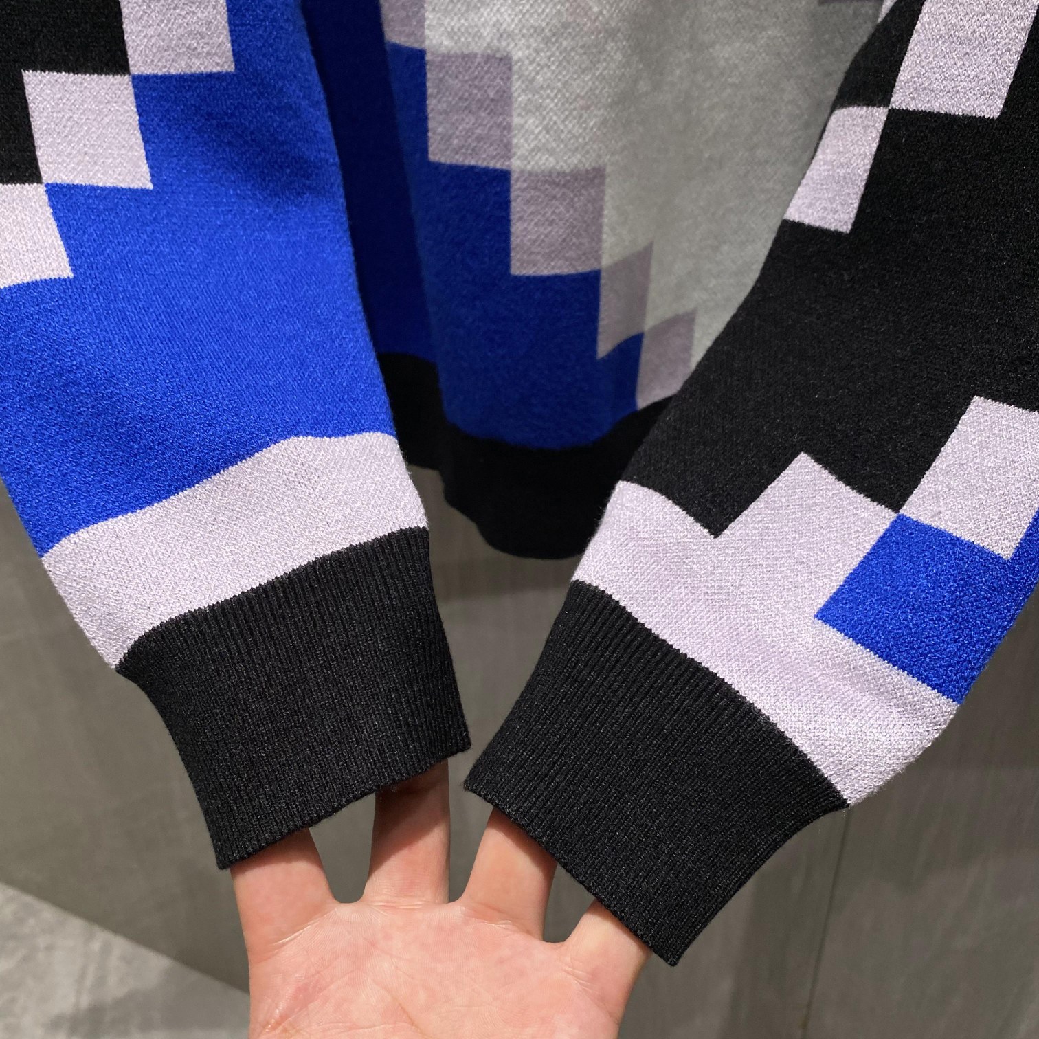 P220 LOUIS VUITTON 秋冬新款LV路易家族拼色Logo嵌花圆领套头针织衫,走秀款复古圆领毛衣,男女同款极简的毛衣构造,采用细腻的针织手法打造,细节品质永远的那么完美无瑕,创意设计层出不穷。今年秋冬季节没有入手几件路易你算不上时尚达人。
路易今年的主打系列产物,一目了然的设计方式,提花LOGO点缀,青春感,高街感都是十分到位。下摆撞色拼接设计,上身简约,大方,看点十足,这种经典的元素,早就是路易家族图腾般的存在,上身一眼便知规格与段位所在,搭配效果更是显而易见,妥妥的高级产物,无与伦比的魅力,要时尚有时尚,要档次有档次,要性能有性能,说实话,真的是没有一点可以拒绝的理由,上身立马高级有型,品牌代表性十分强烈,假如你喜爱路易的话,那么这种极具品牌属性的单品不能错过!!
尺码:M-XXL 
M码   胸围110 肩宽50 袖长57 衣长64
L码  胸围114 肩宽51 袖长58 衣长65
XL码   胸围118 肩宽52 袖长59 衣长66
XXL码 胸围122 肩宽53 袖长61 衣长68