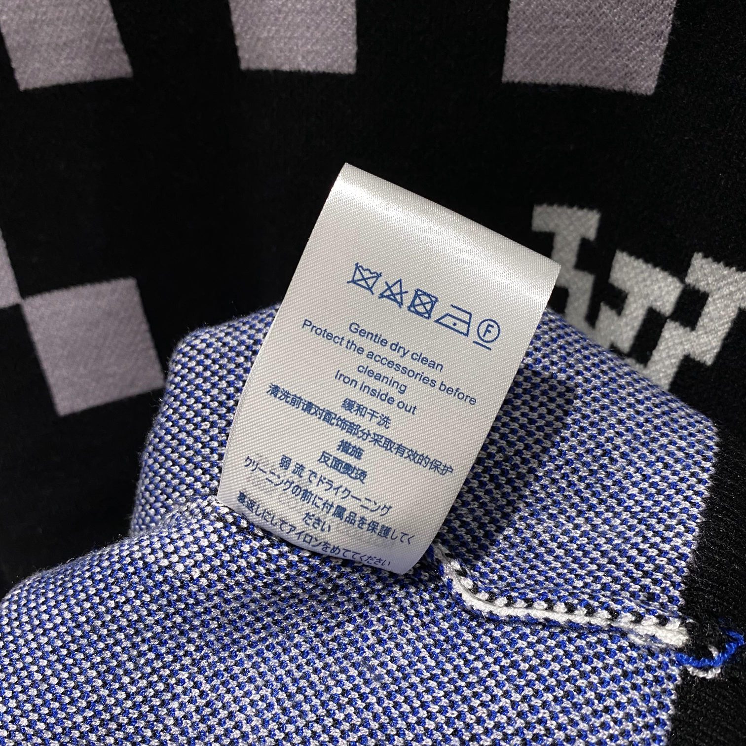 P220 LOUIS VUITTON 秋冬新款LV路易家族拼色Logo嵌花圆领套头针织衫,走秀款复古圆领毛衣,男女同款极简的毛衣构造,采用细腻的针织手法打造,细节品质永远的那么完美无瑕,创意设计层出不穷。今年秋冬季节没有入手几件路易你算不上时尚达人。
路易今年的主打系列产物,一目了然的设计方式,提花LOGO点缀,青春感,高街感都是十分到位。下摆撞色拼接设计,上身简约,大方,看点十足,这种经典的元素,早就是路易家族图腾般的存在,上身一眼便知规格与段位所在,搭配效果更是显而易见,妥妥的高级产物,无与伦比的魅力,要时尚有时尚,要档次有档次,要性能有性能,说实话,真的是没有一点可以拒绝的理由,上身立马高级有型,品牌代表性十分强烈,假如你喜爱路易的话,那么这种极具品牌属性的单品不能错过!!
尺码:M-XXL 
M码   胸围110 肩宽50 袖长57 衣长64
L码  胸围114 肩宽51 袖长58 衣长65
XL码   胸围118 肩宽52 袖长59 衣长66
XXL码 胸围122 肩宽53 袖长61 衣长68