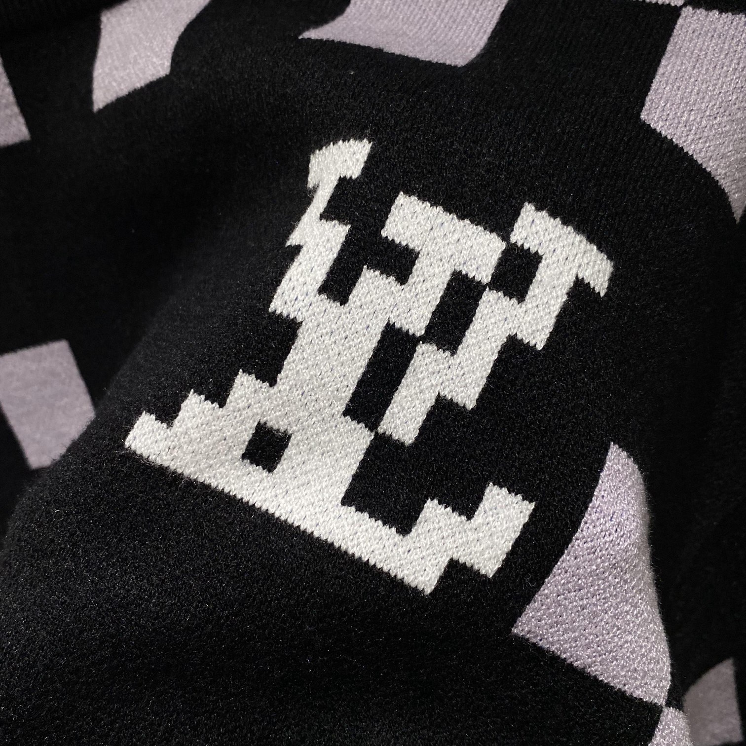 P220 LOUIS VUITTON 秋冬新款LV路易家族拼色Logo嵌花圆领套头针织衫,走秀款复古圆领毛衣,男女同款极简的毛衣构造,采用细腻的针织手法打造,细节品质永远的那么完美无瑕,创意设计层出不穷。今年秋冬季节没有入手几件路易你算不上时尚达人。
路易今年的主打系列产物,一目了然的设计方式,提花LOGO点缀,青春感,高街感都是十分到位。下摆撞色拼接设计,上身简约,大方,看点十足,这种经典的元素,早就是路易家族图腾般的存在,上身一眼便知规格与段位所在,搭配效果更是显而易见,妥妥的高级产物,无与伦比的魅力,要时尚有时尚,要档次有档次,要性能有性能,说实话,真的是没有一点可以拒绝的理由,上身立马高级有型,品牌代表性十分强烈,假如你喜爱路易的话,那么这种极具品牌属性的单品不能错过!!
尺码:M-XXL 
M码   胸围110 肩宽50 袖长57 衣长64
L码  胸围114 肩宽51 袖长58 衣长65
XL码   胸围118 肩宽52 袖长59 衣长66
XXL码 胸围122 肩宽53 袖长61 衣长68